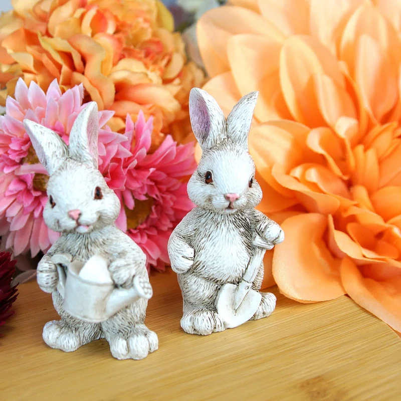 Logbuch-Verlag 2er-Set Gartenhasen aus Polyresin 7 cm – sortierte Hasen-Figuren mit Gießkanne & Schaufel – Frühlings- & Osterdeko