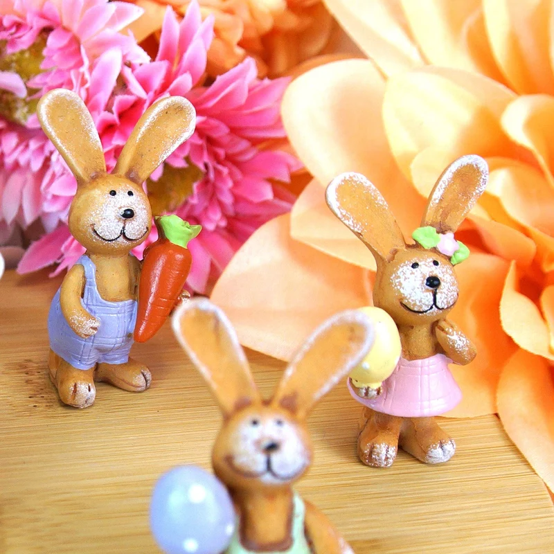 Logbuch-Verlag 4er-Set Mini Osterhasen Figuren 4,5 cm aus Polyresin – sortierte Deko-Häschen mit Ei, Blume & Möhre – Frühling & Ostern