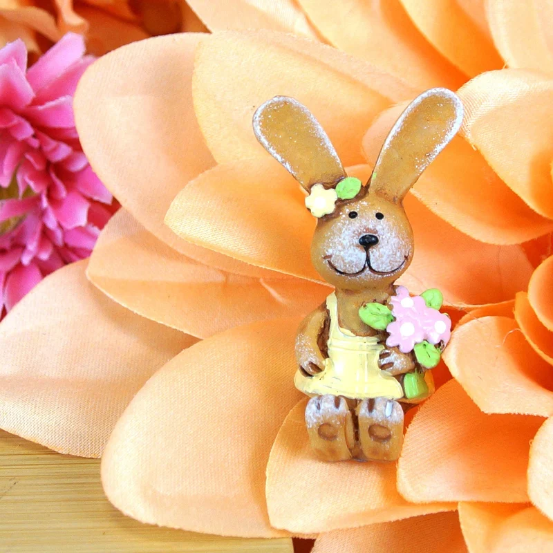 Logbuch-Verlag 4er-Set Mini Osterhasen Figuren 4,5 cm aus Polyresin – sortierte Deko-Häschen mit Ei, Blume & Möhre – Frühling & Ostern