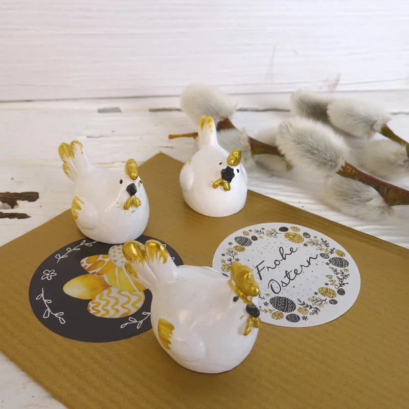 Logbuch-Verlag 4er-Set Mini Hennen weiß 3,5 cm aus Polyresin – kleine Osterdeko-Figuren für Tisch, Nest & Frühling – sortierte Hühner-Figuren