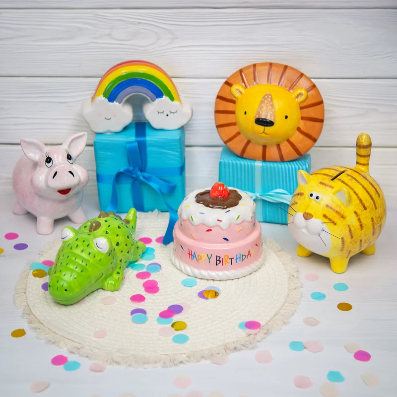 Spardose Löwe Keramik 16 cm – Geldgeschenk für Kinder in Tierform – gelbe Sparbüchse als Geschenk oder Kinderzimmer-Deko – Logbuch-Verlag
