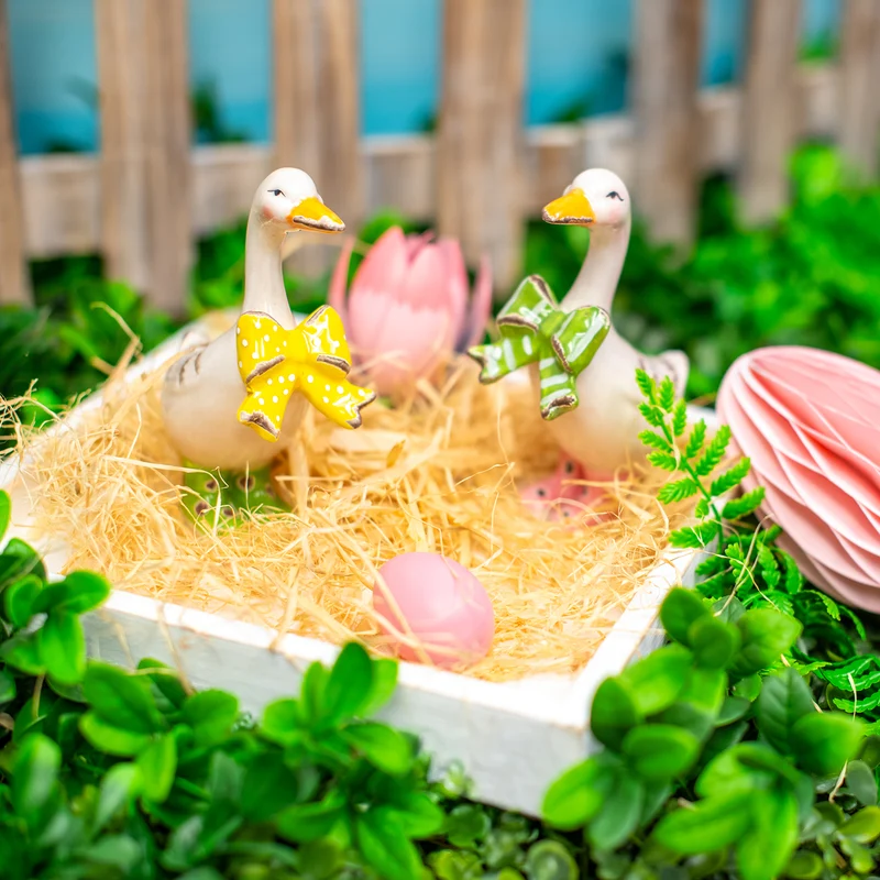 Logbuch-Verlag Keramik-Gänse 2er-Set mit Schleife 11 cm – Dekofiguren in Gelb & Grün für Frühling, Ostern oder Fensterbank
